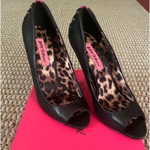 Betsey Johnson Black Leather Heel Size 7